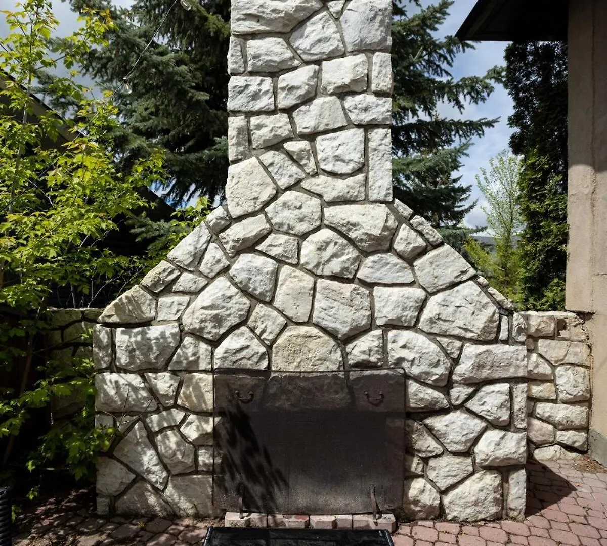 The Chimney Studio With Gigantic Outdoor Fireplace YYC 0*,
